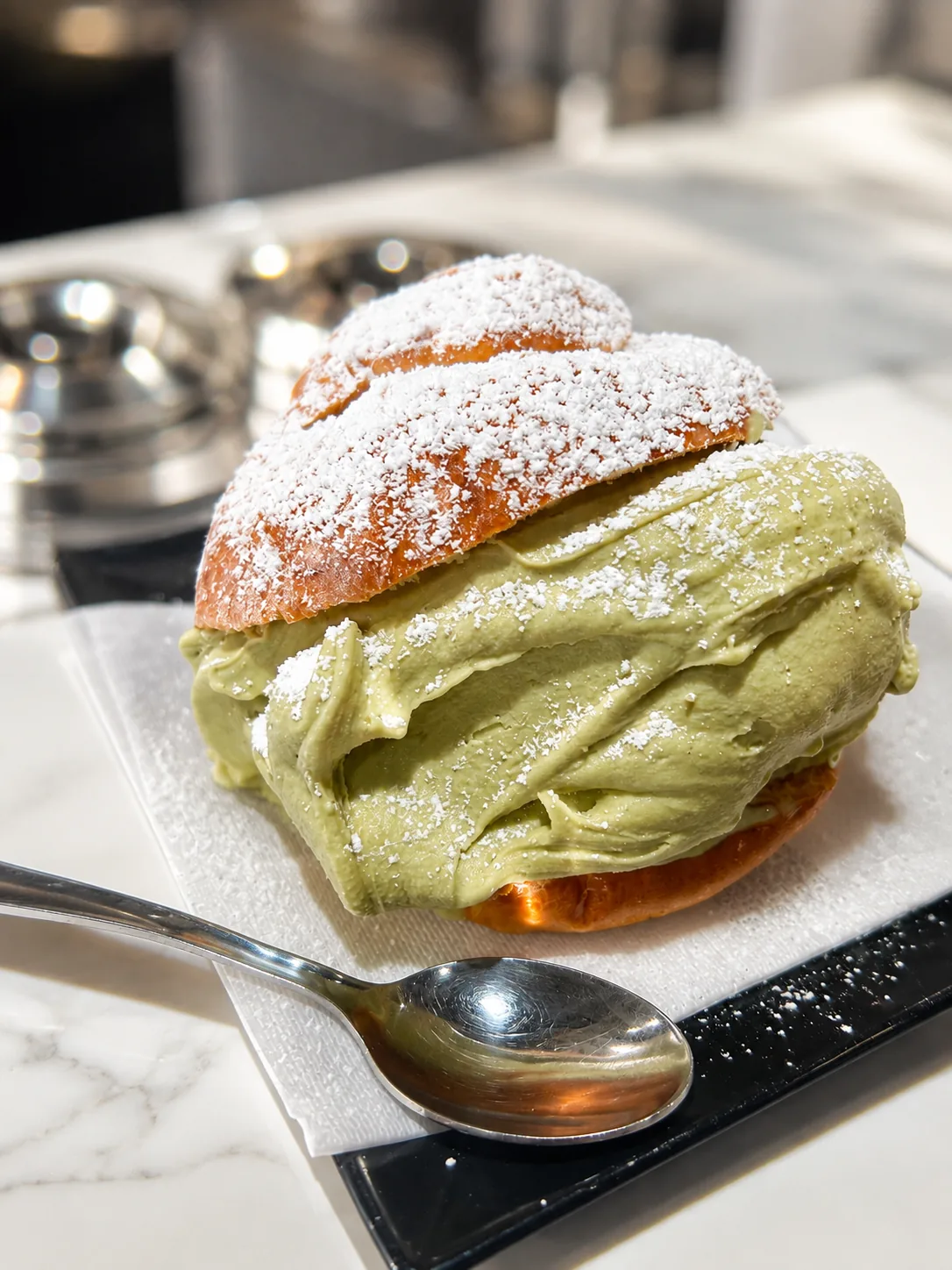 Brioche col tuppo con gelato artigianale al pistacchio Sicilian Goodness