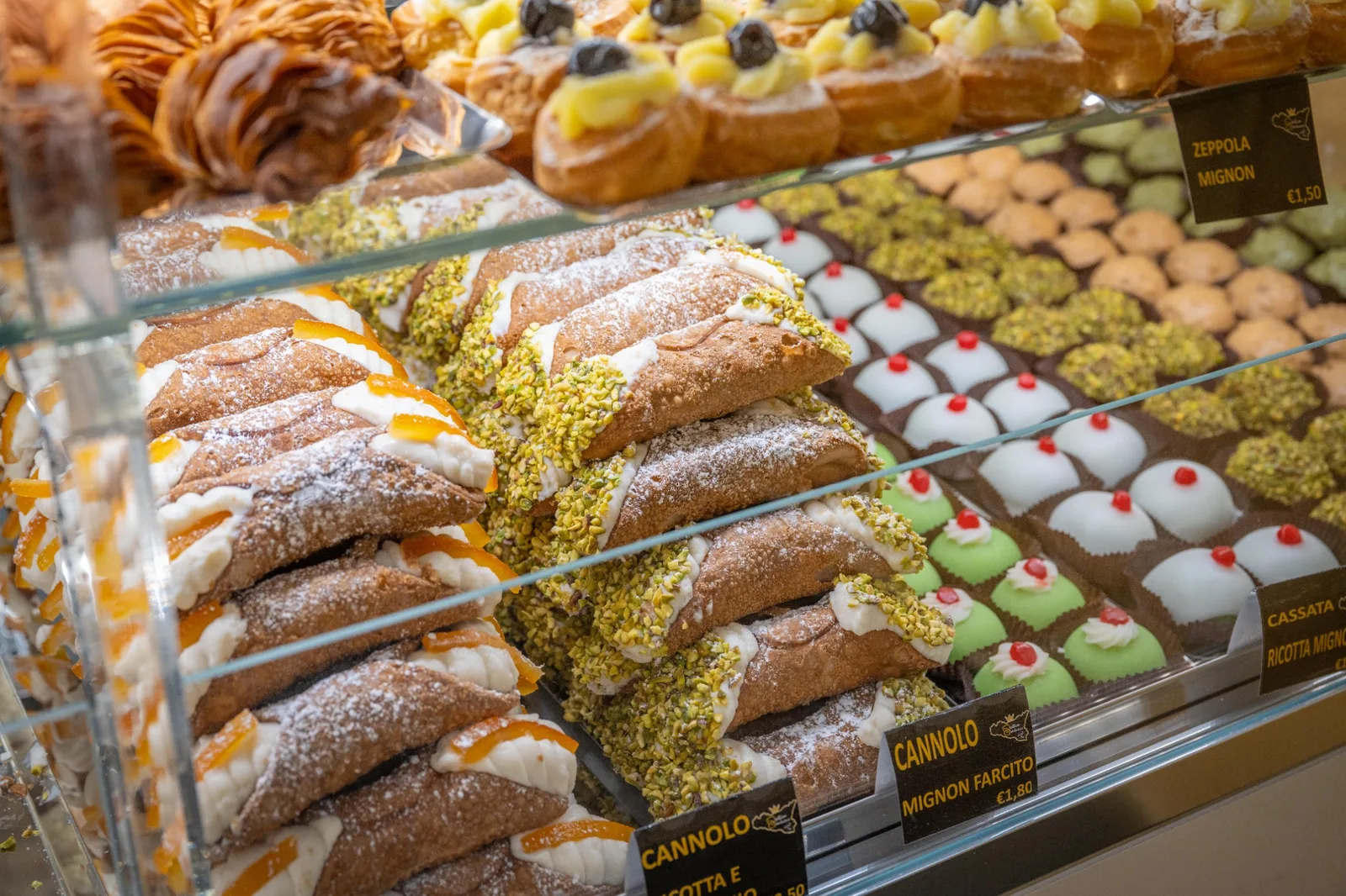 Assortimento di cannoli siciliani Sicilian Goodness con ricotta, pistacchio, cioccolato e arancia