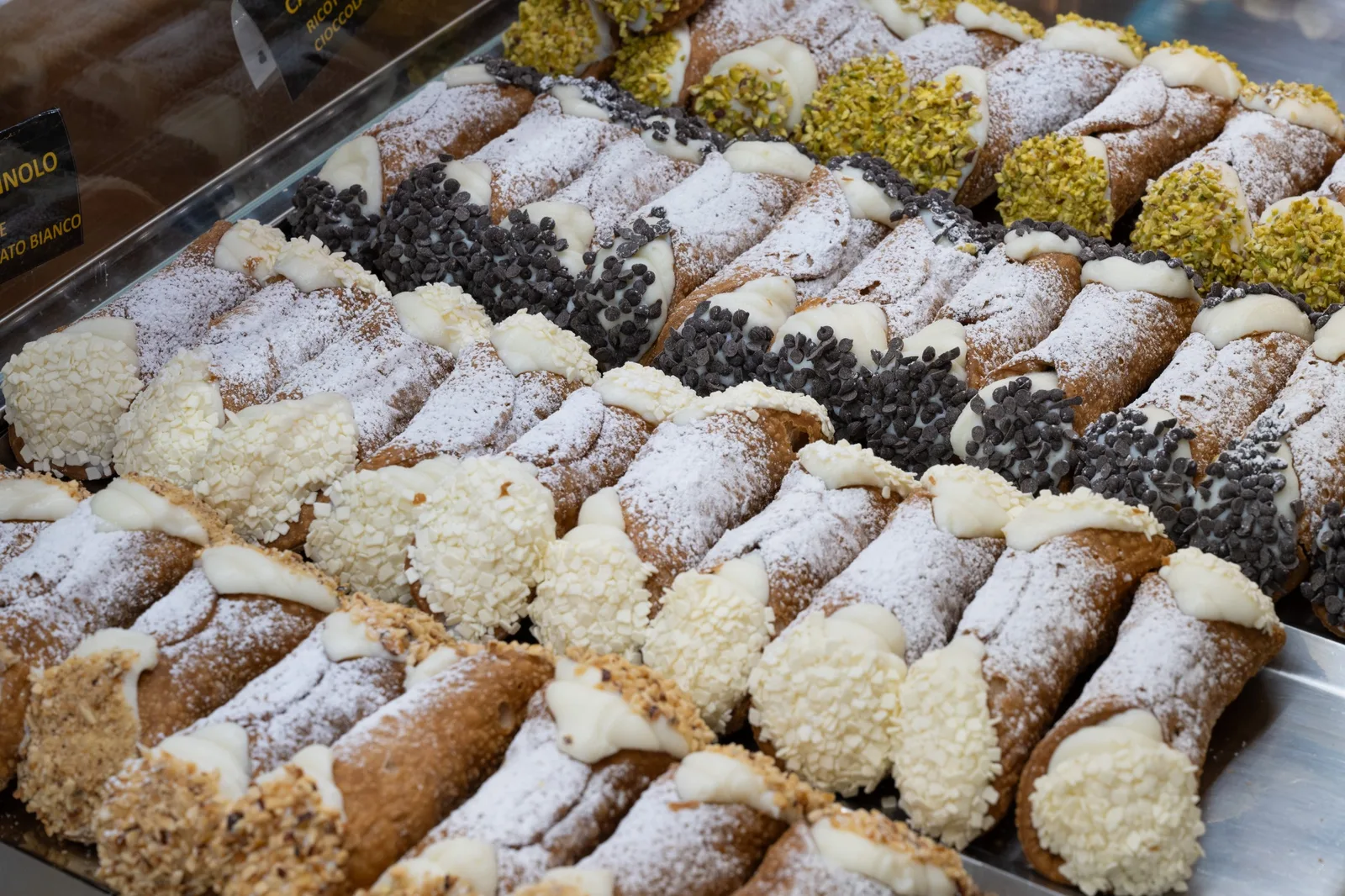 Cannoli siciliani farciti con crema di ricotta di pecora e guarnizioni al pistacchio e cioccolato