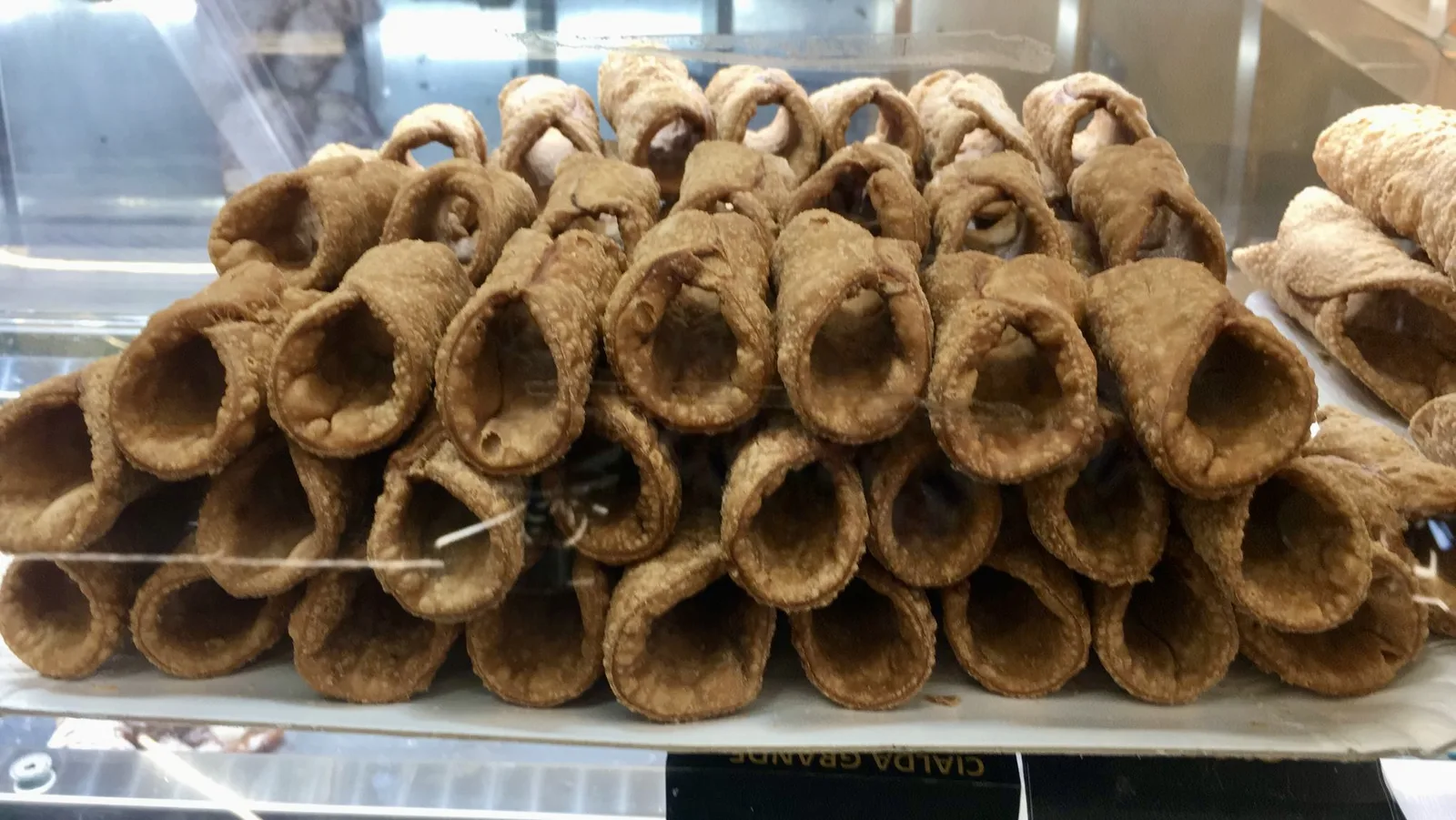 Cialde artigianali per cannoli prodotte in Sicilia da azienda specializzata da oltre 50 anni