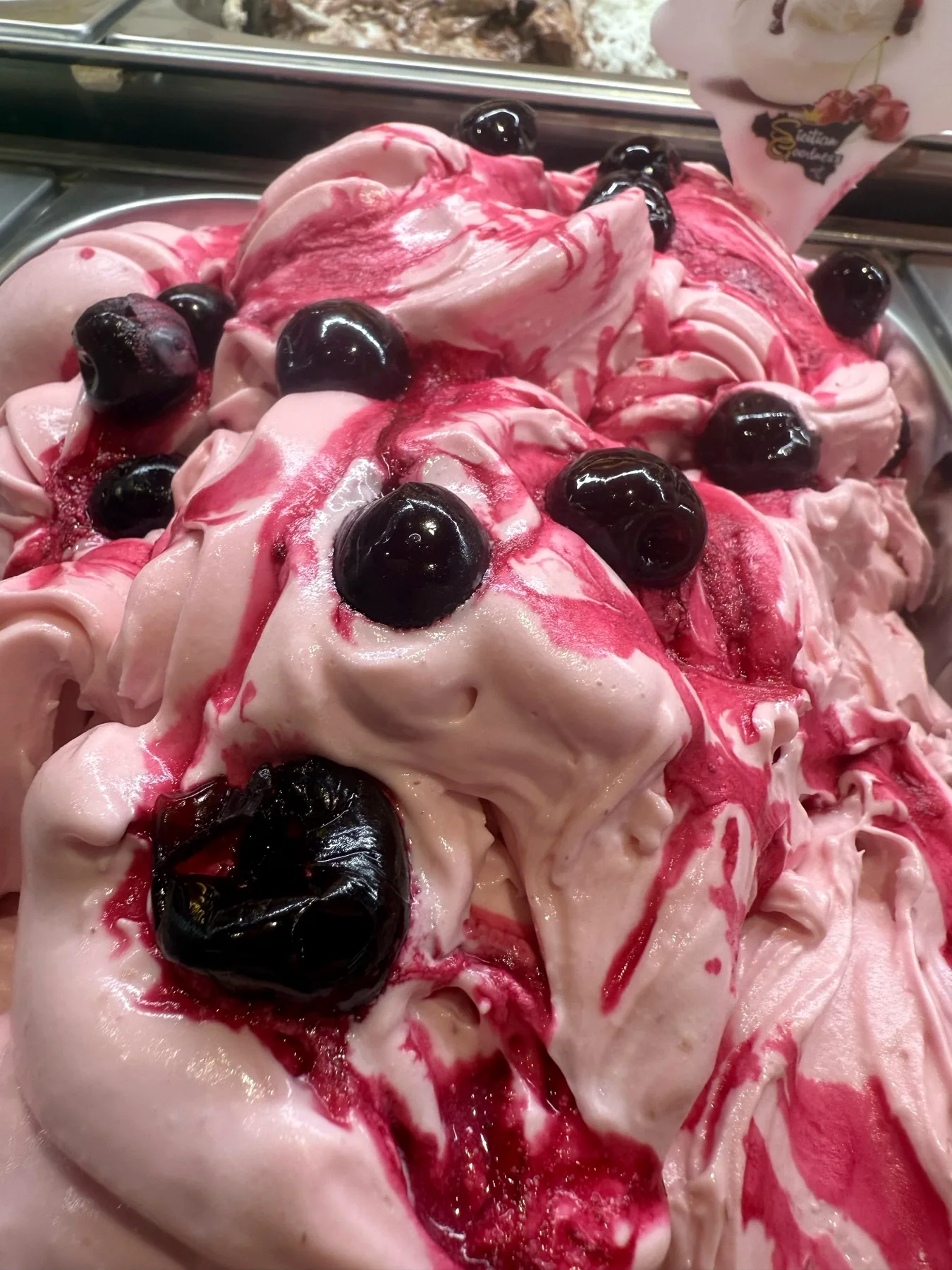 Gelato artigianale all’amarena con variegatura e amarene Sicilian Goodness