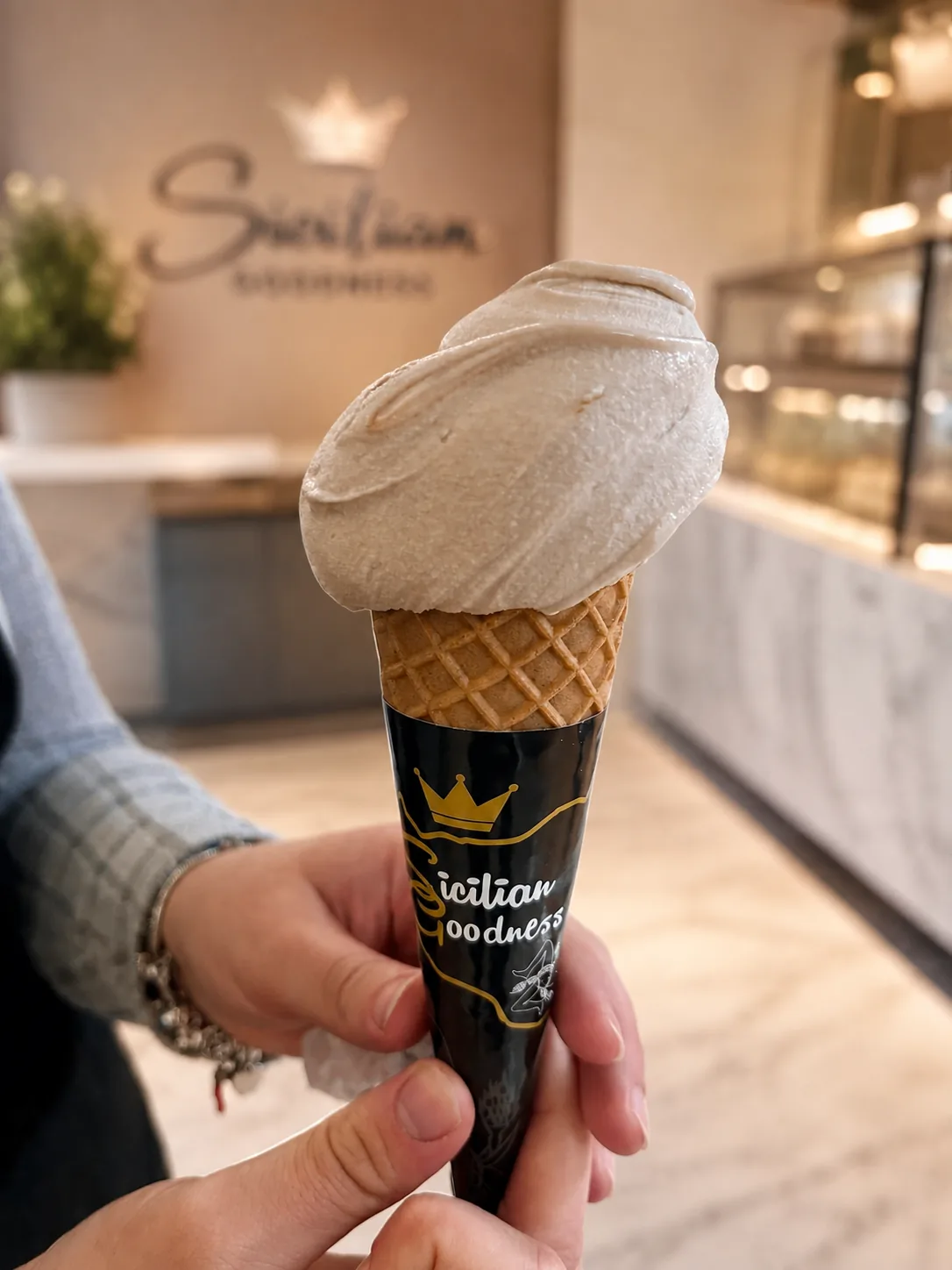 Cono di gelato artigianale Sicilian Goodness in gelateria siciliana