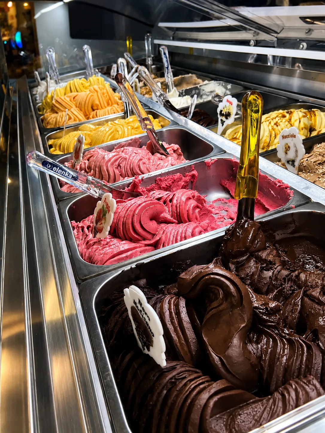 Vetrina di gelato artigianale Sicilian Goodness con gusti alla frutta e creme